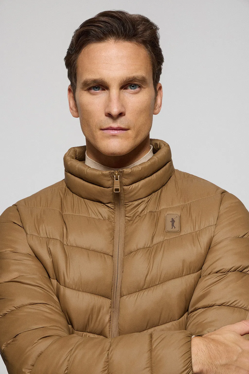 Chaqueta Chase ultralight color camel con parche Rigby Go