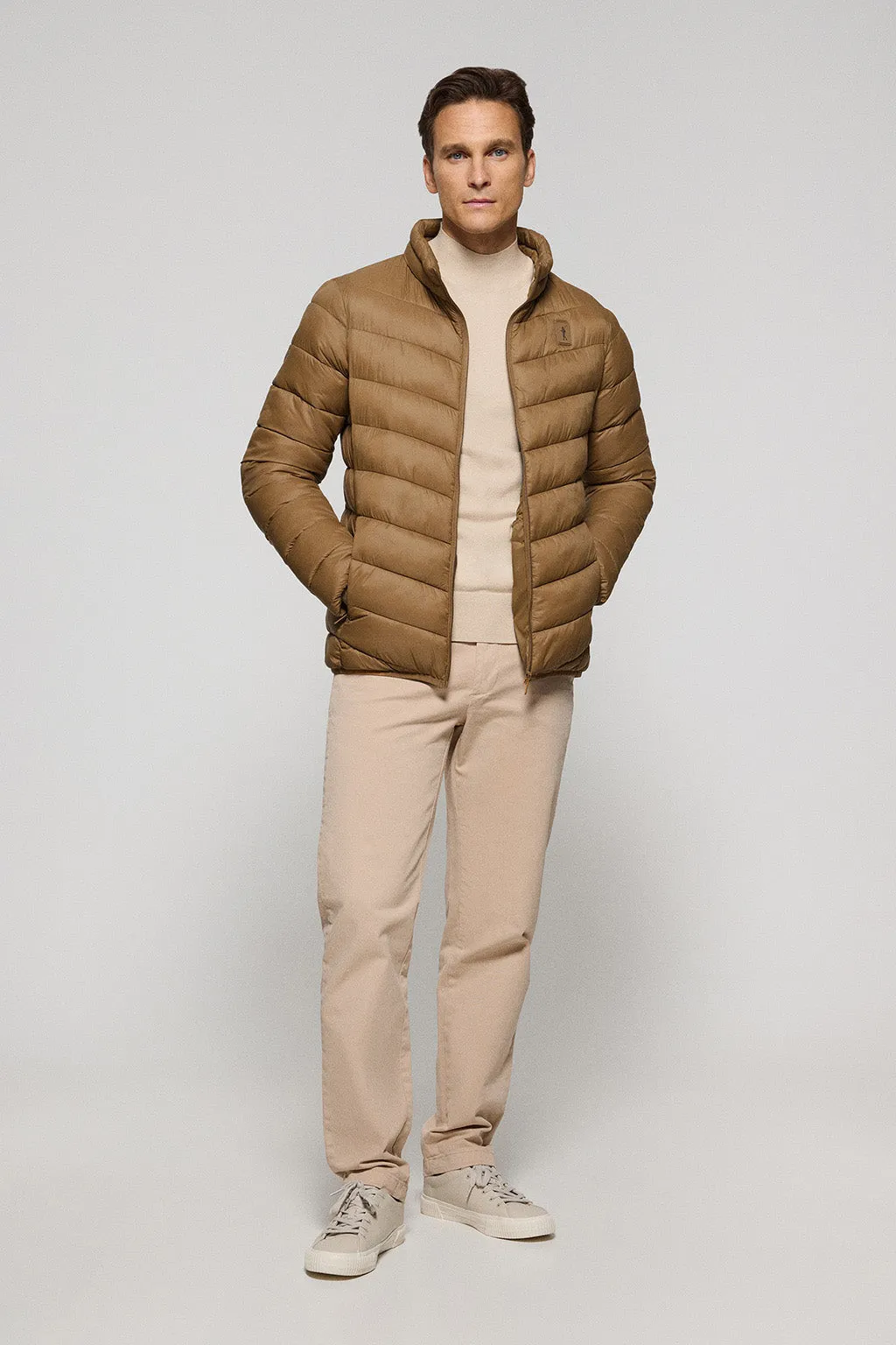 Chaqueta Chase ultralight color camel con parche Rigby Go