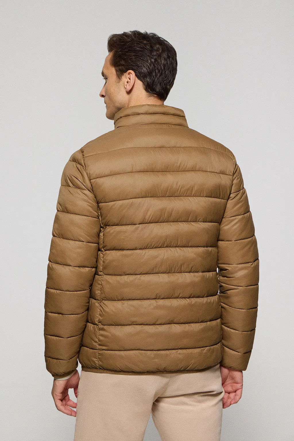 Chaqueta Chase ultralight color camel con parche Rigby Go