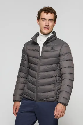 Chaqueta Chase ultralight gris oscuro con parche Rigby Go