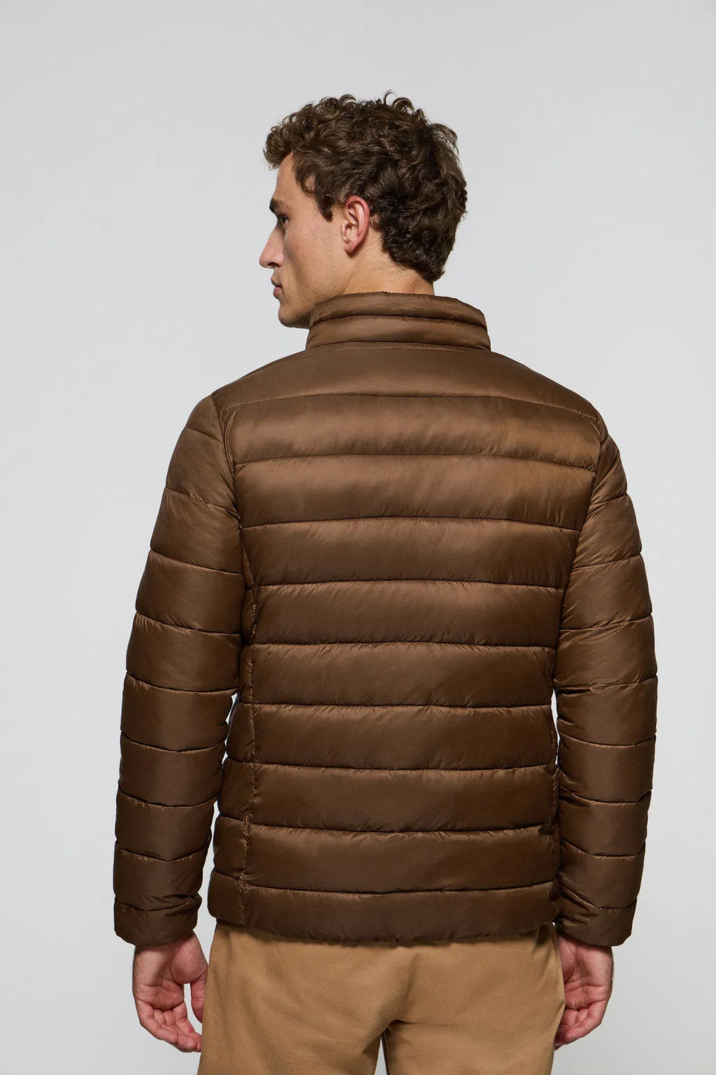 Chaqueta Chase ultralight marrón con parche Rigby Go