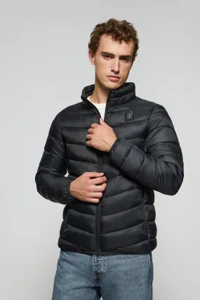 Chaqueta Chase ultralight negra con parche Rigby Go