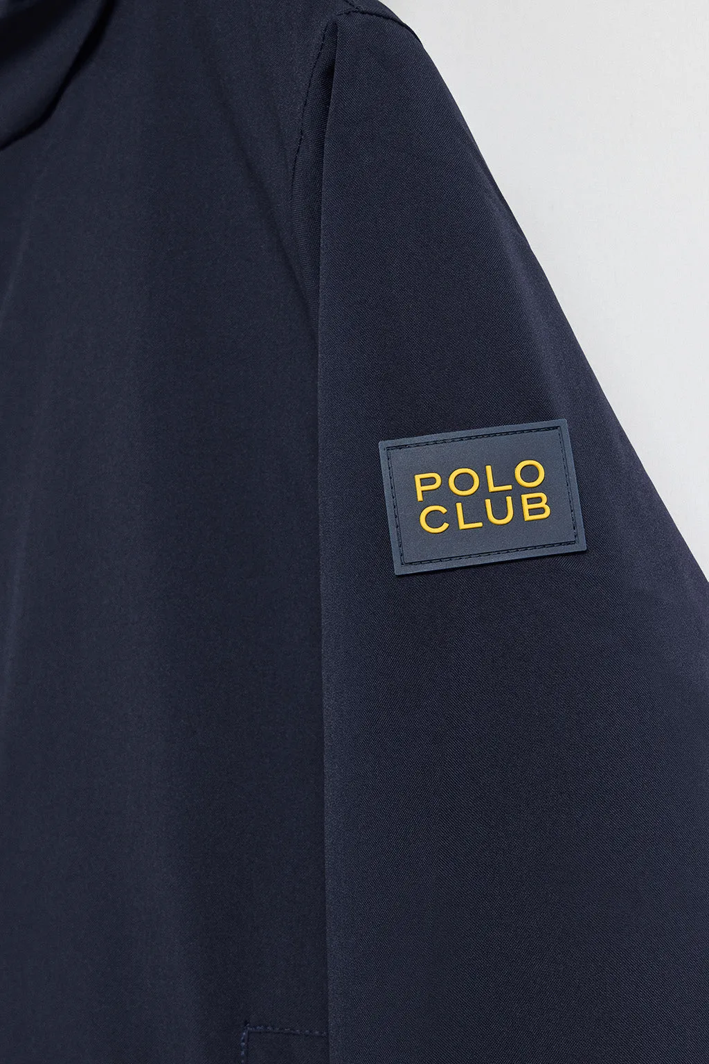 Chaqueta técnica azul marino con capucha y parche bicolor Polo Club