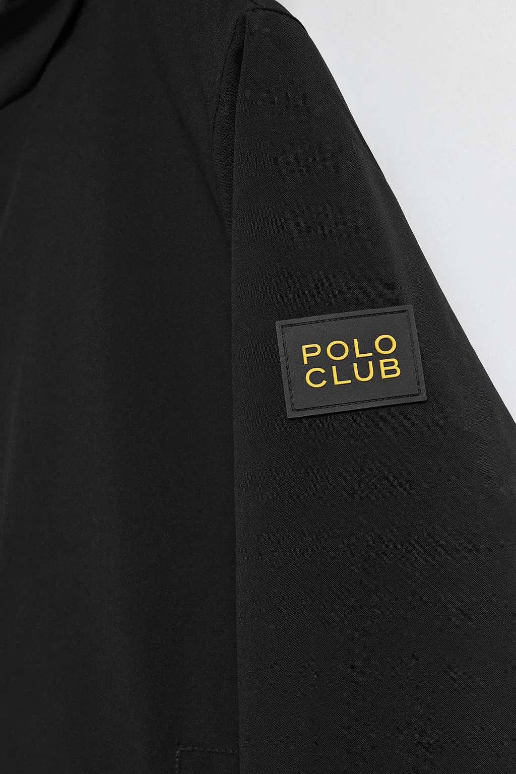 Chaqueta técnica negra con capucha y parche bicolor Polo Club