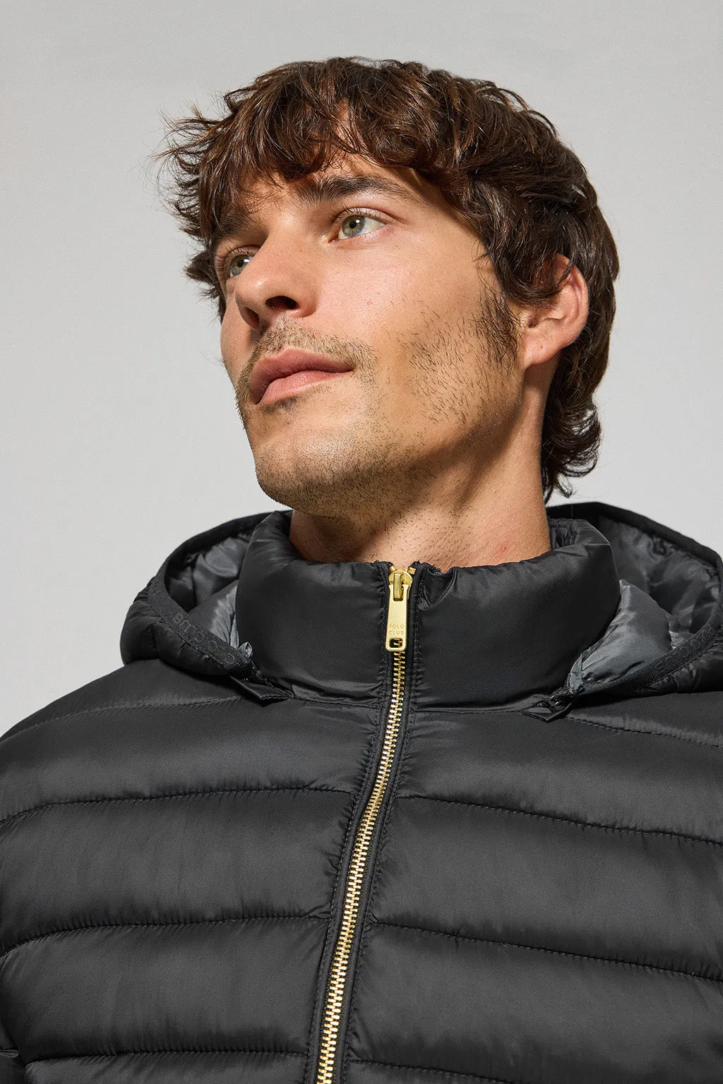 Chaqueta ultralight negra Corey de capucha extraíble y bordado PC