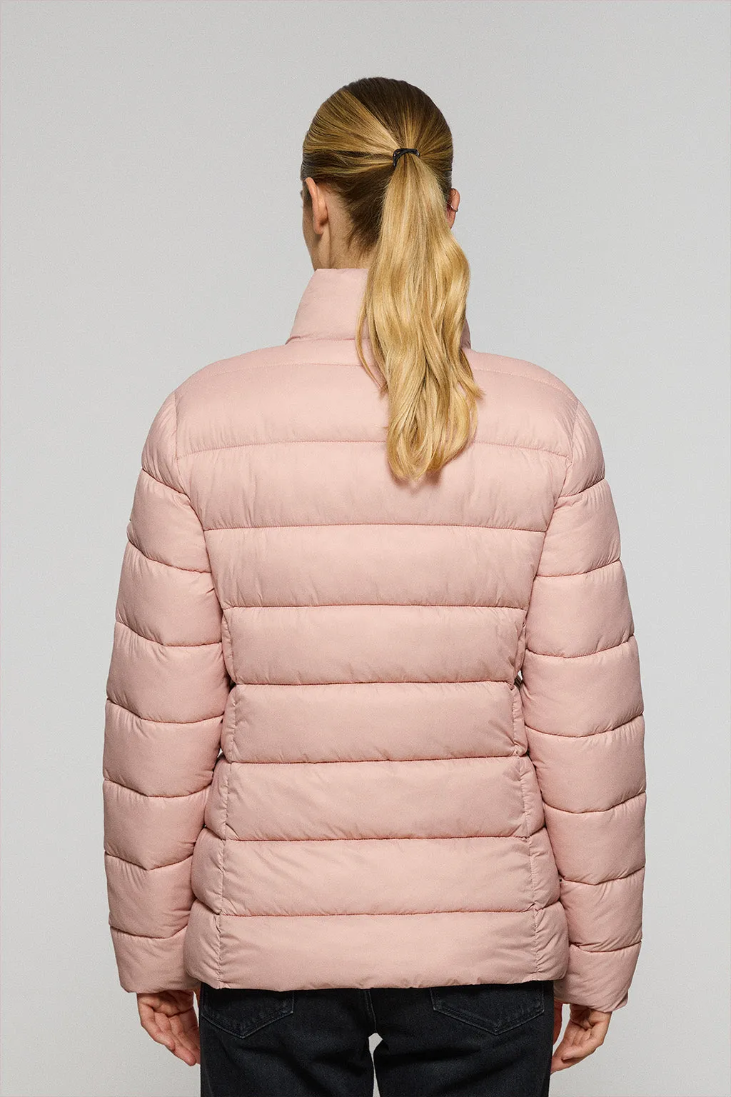 Chaqueta ultralight Susanne color rosa palo con parche Rigby Go