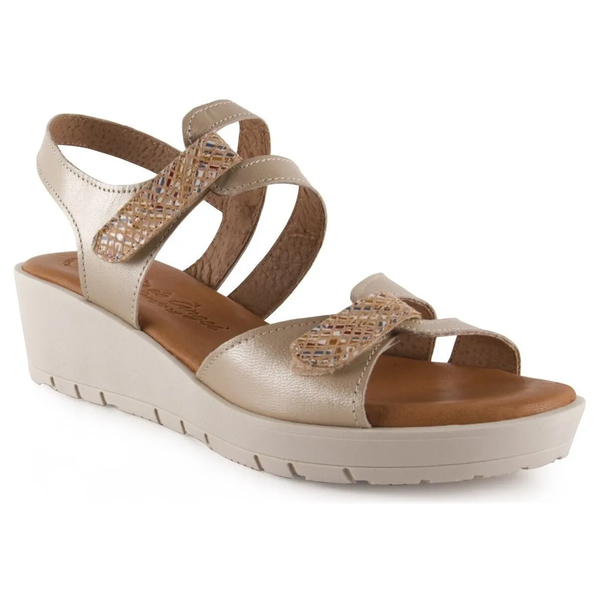 Sandalias beige de piel con cuña by