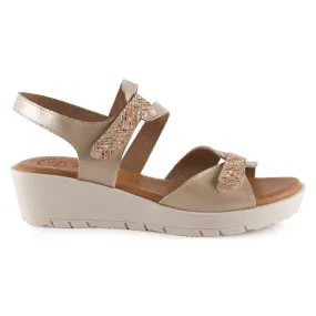 Sandalias beige de piel con cuña by