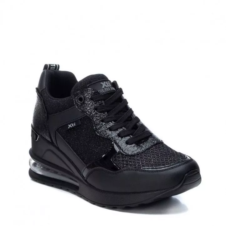 Zapatillas deportivas Xti 42946 negro con cuña y cámara de aire